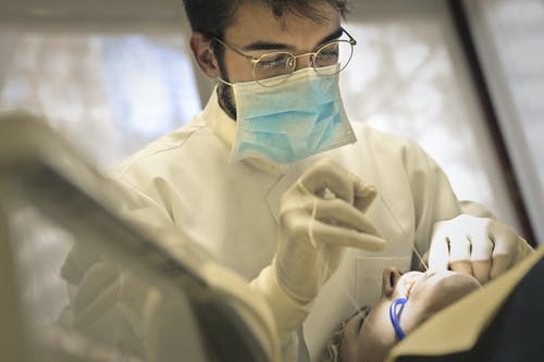 成都种10颗牙总共要多少钱?影响因素与费用明细详解