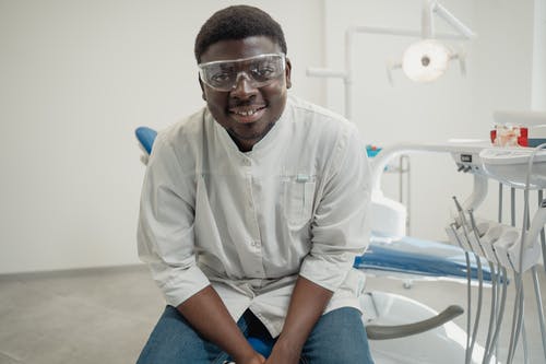 牙齿矫正是不是要很多钱_牙齿矫正钱要多少钱_40岁矫正牙齿要多少钱