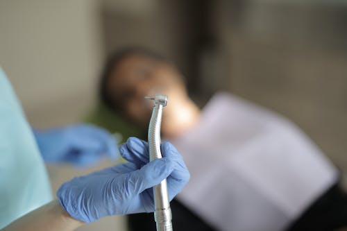 成都选择口腔医院的方法：从资质、设备和医生经验看哪家好
