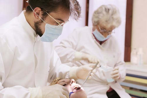 成都拜博口腔牙齿矫正费用明细，金属、隐形牙套各多少钱？